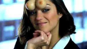 Sânii pentru frunte, noua metodă de a-i face pe bărbaţi să te privească în ochi şi nu în decolteu - VIDEO