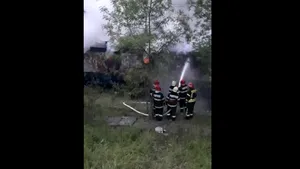 VIDEO Incendiu la locomotiva unui tren care transporta cereale. Alimentarea cu apă se face de la un râu aflat la 10 kilometri