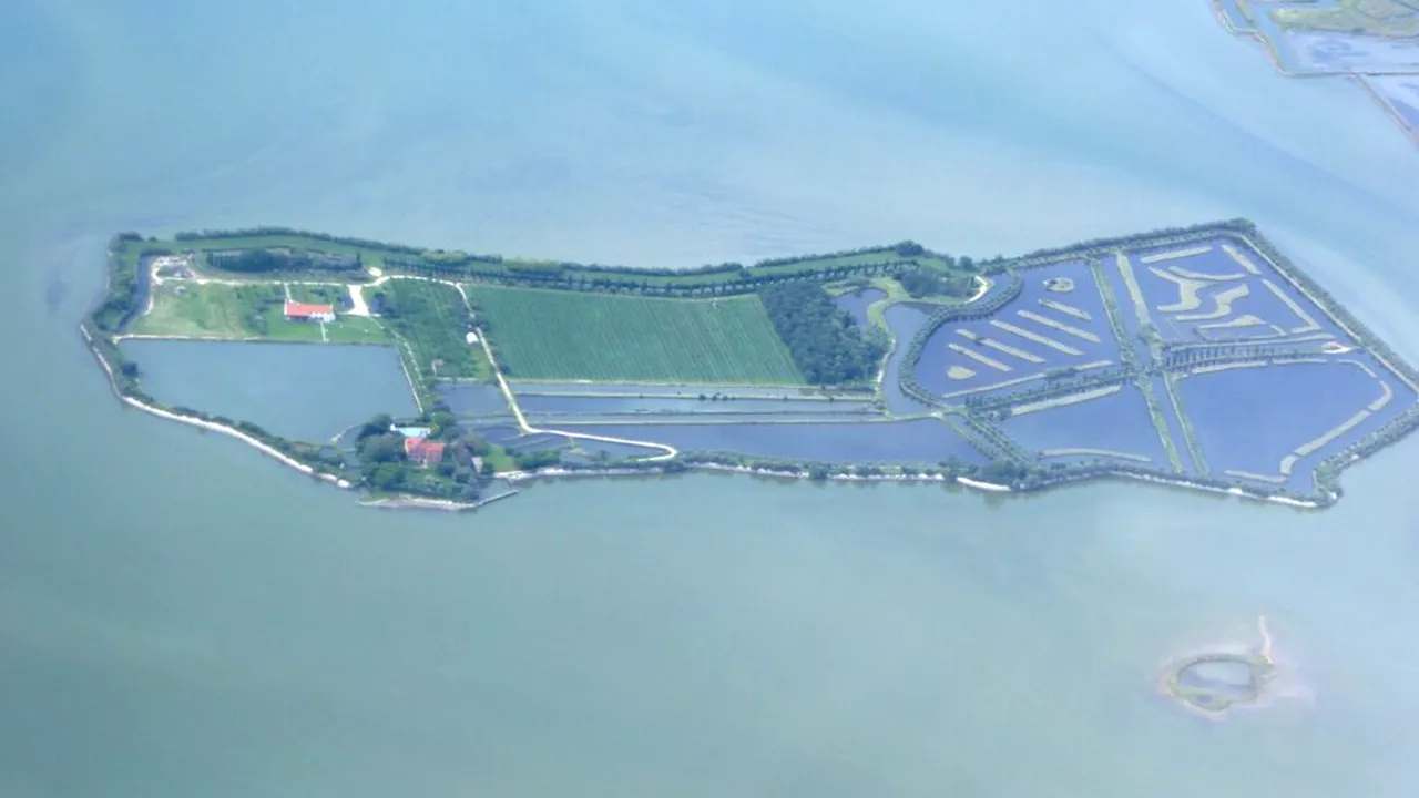 Italia își scoate insulele la vânzare. Cea mai scumpă are vilă, piscină și chiar heliport