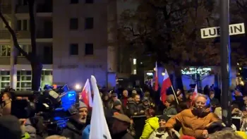 NEWS ALERT Criză politică majoră în Polonia. Protestatarii au forțat intrarea în Tribunalul Constituțional, iar președintele și-a întors avionul din drum. Acuzații de lovitură de stat