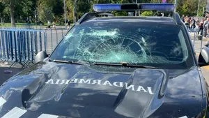 Autospeciala Jandarmeriei, distrusă de protestatari în Capitală