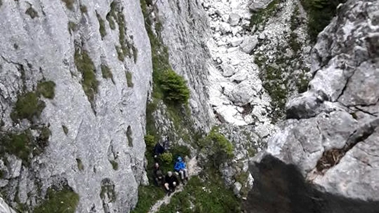 FOTO | 11 turişti din Ungaria, recuperaţi de jandarmi şi salvamontişti, în urma unei intervenţii de 8 ore, după ce s-au rătăcit în masivul Piatra Craiului