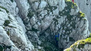 SOCIAL Intervenție de 7 ore pentru salvarea a 4 turiști blocați într-o zonă periculoasă din Piatra Craiului