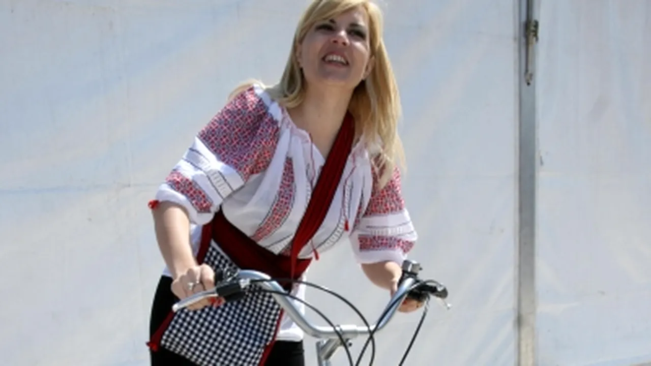 Elena Udrea, pe bicicletă, în ie şi cu traistă bucovineană - VIDEO şi GALERIE FOTO