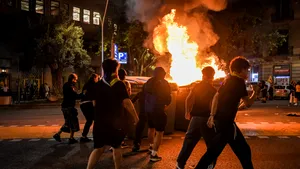 Protestele pentru locuințe din Barcelona au devenit violente. Au fost arestate 13 persoane, iar 30 de polițiști au fost răniți