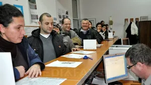 Înghesuială în mai multe oraşe din ţară pentru schimbarea permiselor de conducere