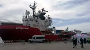 Nava Ocean Viking care încerca să salveze migranți în Meditarana, atacată de garda de coastă libiană