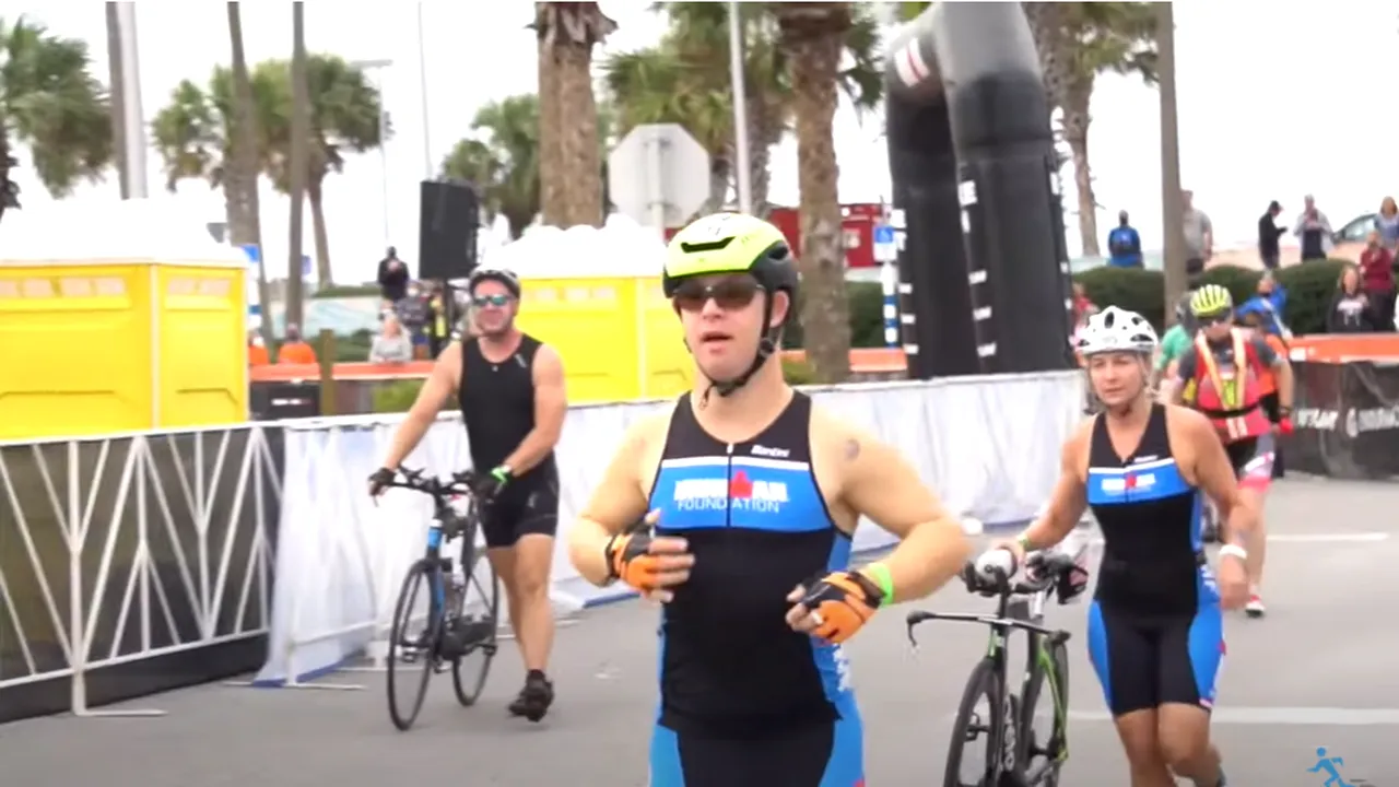 VIDEO Chris Nikic a devenit prima persoană cu sindromul Down care termină un triatlon Ironman