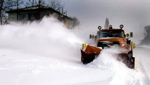 Toate drumurile din Harghita sunt acoperite cu zăpadă, iar în zonă ninge viscolit