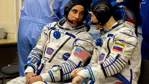 O capsulă Soyuz cu trei astronauţi la bord a fost lansată spre ISS, în pofida pandemiei