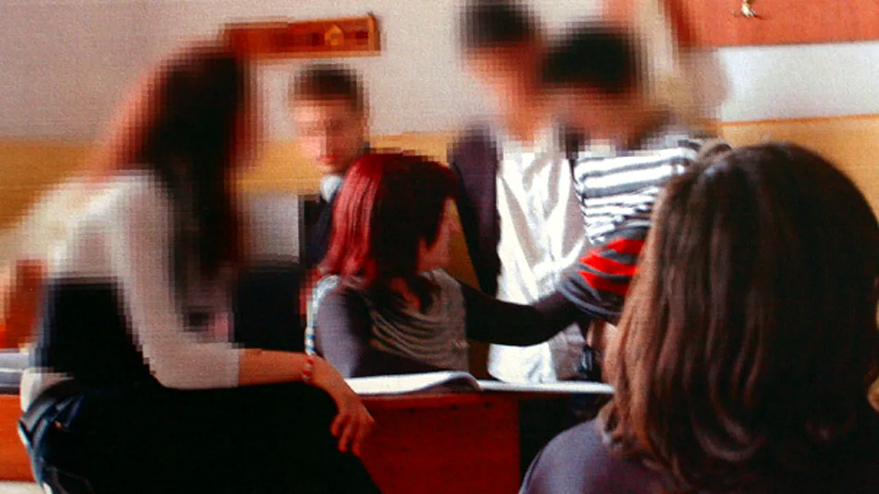 Buzău: 30 de elevi au ieşit în curtea şcolii s-o susţină pe profesoara acuzată de atitudine indecentă