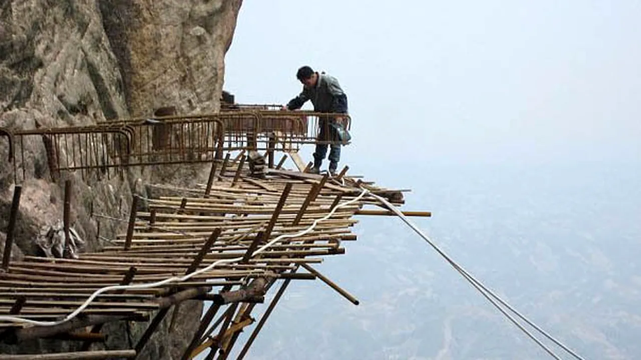 Cel mai înspăimântător job din lume? Cum construiesc chinezii un drum lat de un metru, perpendicular pe o stâncă - FOTO
