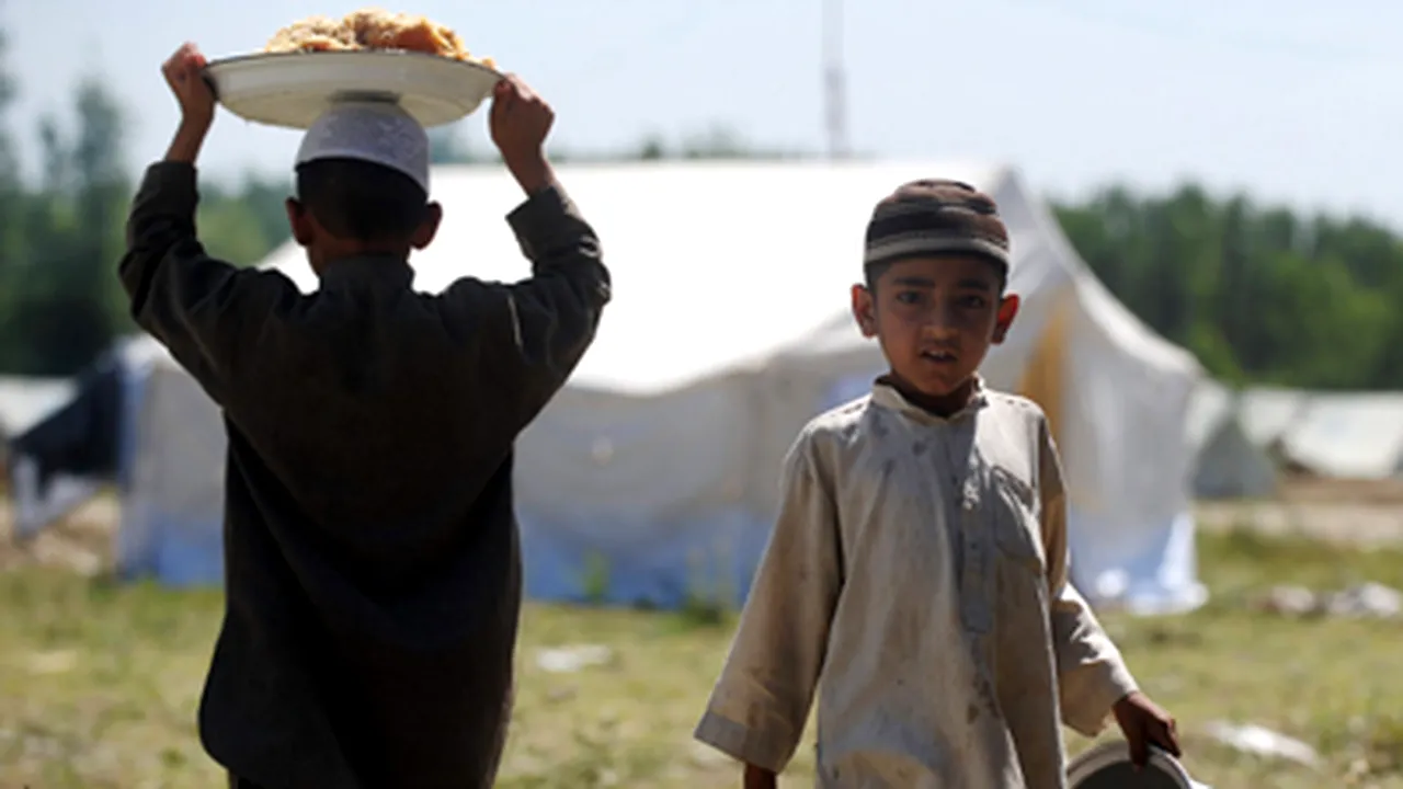 Cel puţin 360.000 de refugiaţi, în urma ofensivei împotriva talibanilor din Pakistan - VIDEO