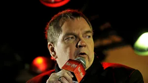 Internat de URGENŢĂ în spital, după ce a căzut de pe scenă. Momentul în care rockerul Meat Loaf se dezechilibrează şi îşi sperie fanii | VIDEO