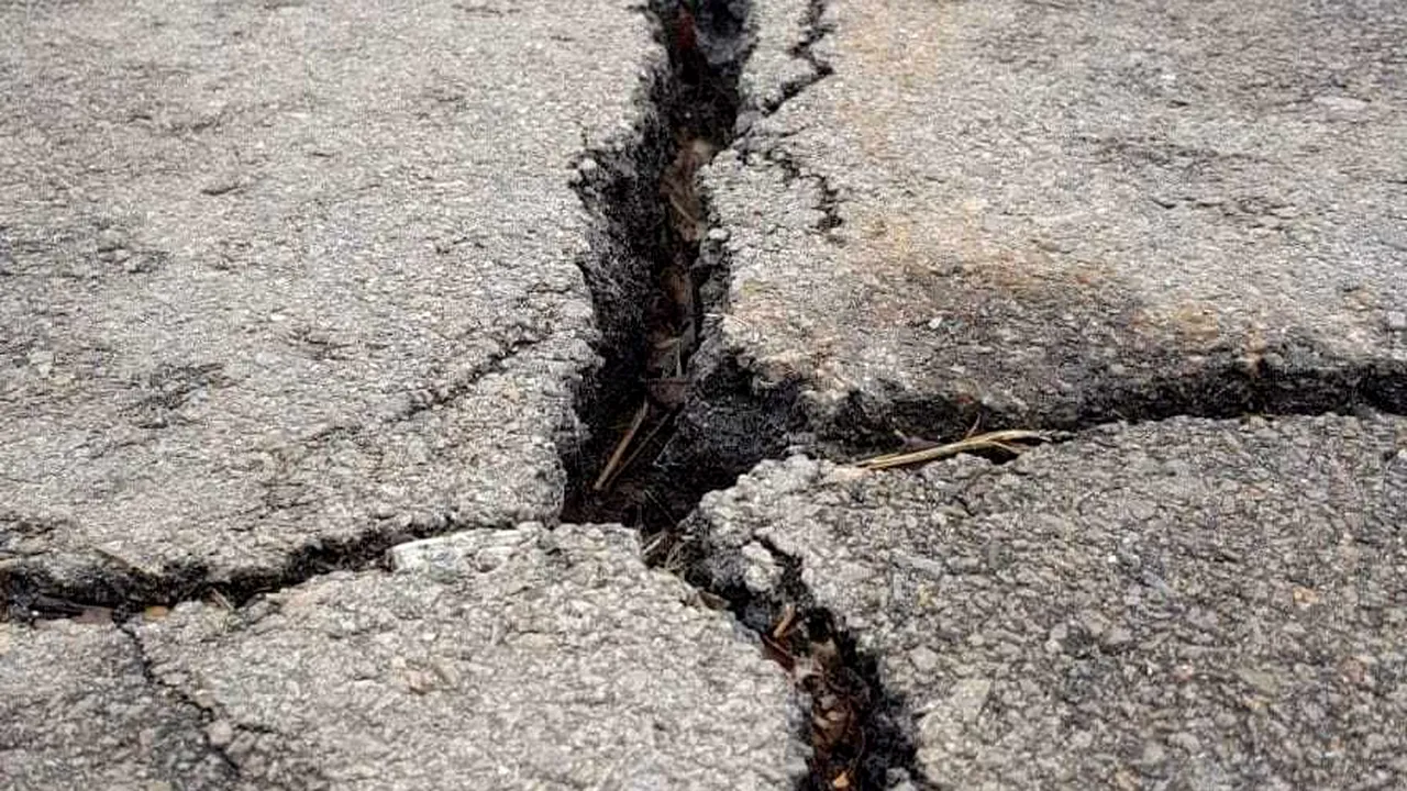 O nouă fisură de câţiva metri lungime în asfalt a apărut pe faleza Dunării din Galaţi - FOTO