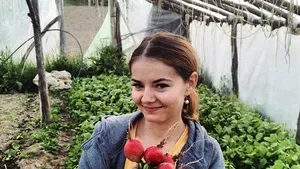 La 26 de ani, o tânără din Cluj a dat cariera din oraş pe afacerea din satul bunicilor: Sunt fericită că pământul mă răsplăteşte pentru atenţia pe care i-o acord, nu mă văd făcând altceva