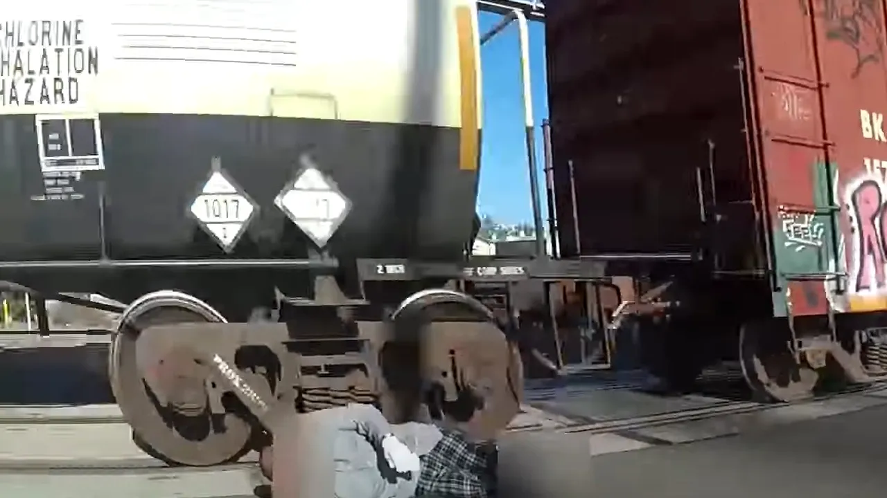 Momentul în care un bărbat este salvat din calea trenului, în ultima clipă, de către o poliţistă | VIDEO