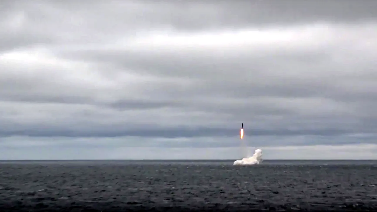 Noul submarin nuclear al Rusiei a testat cu succes lansarea rachetei intercontinentale Bulava. Racheta are o rază de acţiune de 8.000 de kilometri şi e proiectată să transporte focoase nucleare