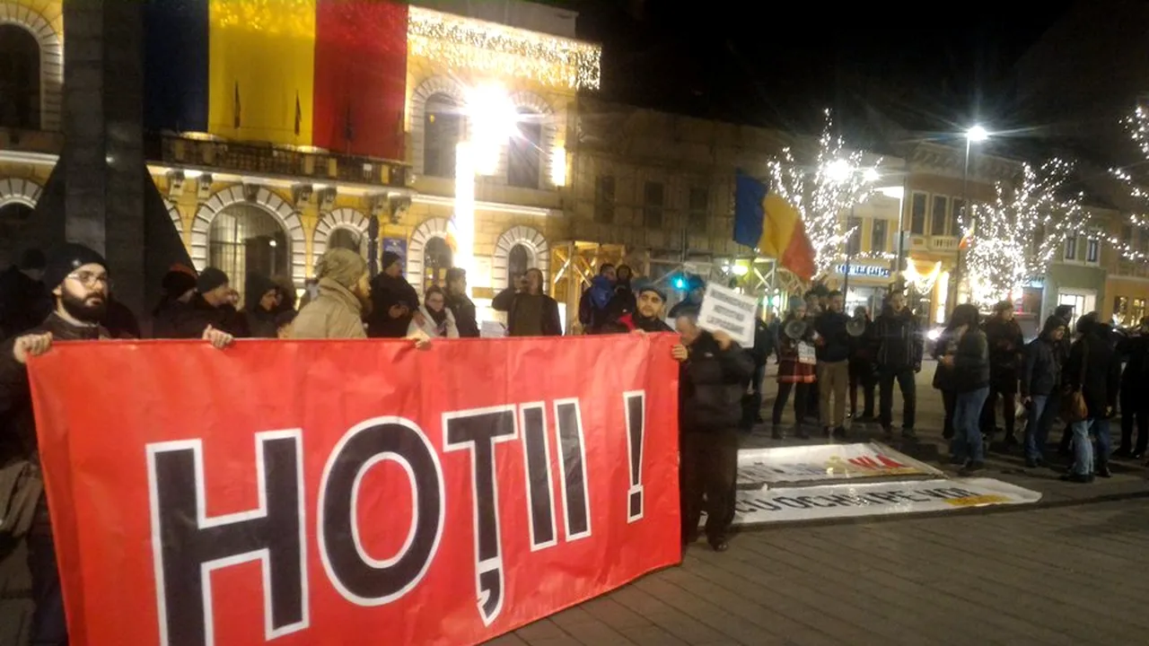 Peste 200 de persoane protestează la Cluj, unde oamenii sunt împotriva adoptării legilor justiţiei în Parlament