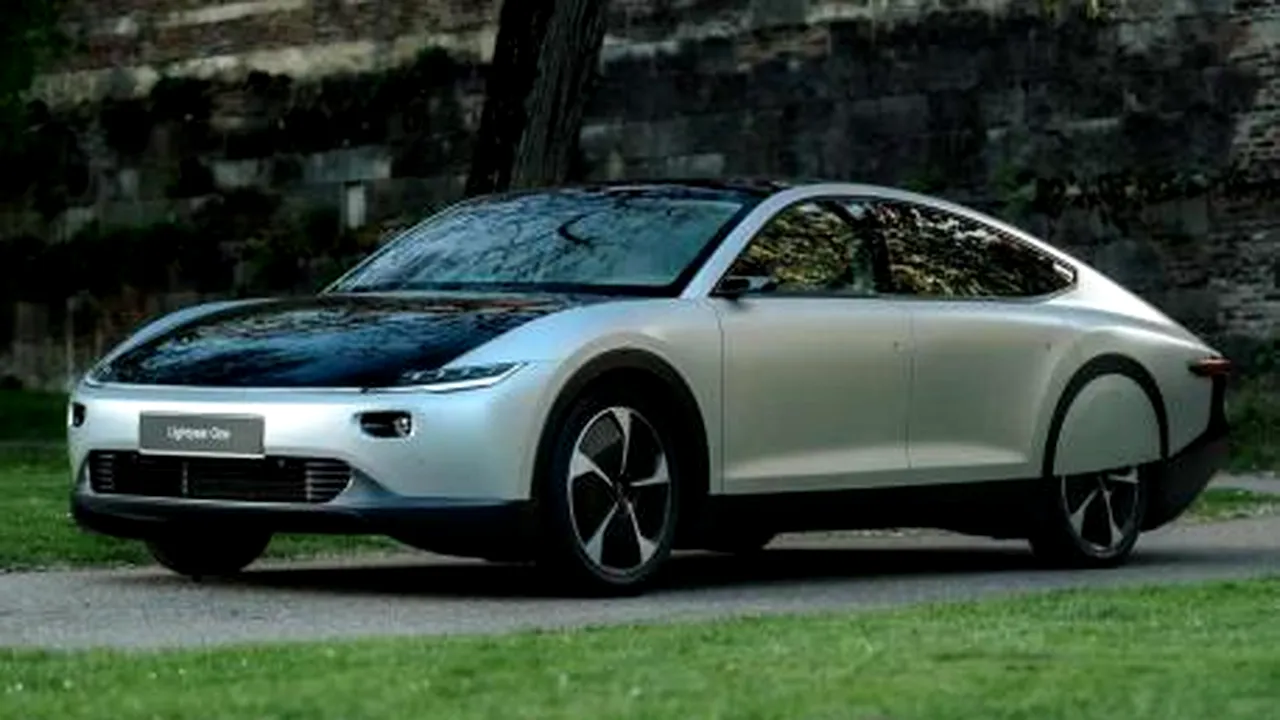 Maşinile cu energie solară, pe cale să revoluţioneze piaţa auto. Cât costă şi când vor apărea pe străzi

