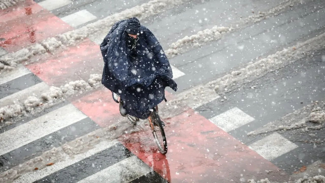 Avertizare ANM: Ploi, lapoviță și ninsoare în aproape toată țara. Județele aflate sub Cod galben de ploi însemnate | HARTĂ