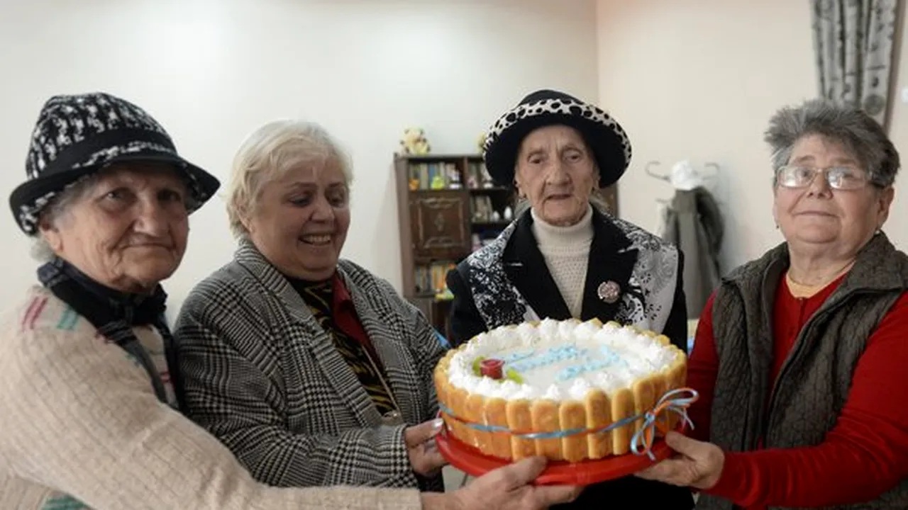 REPORTAJ: Poveştile locului în care o masă caldă săptămânală tratează singurătatea vârstnicilor - FOTO