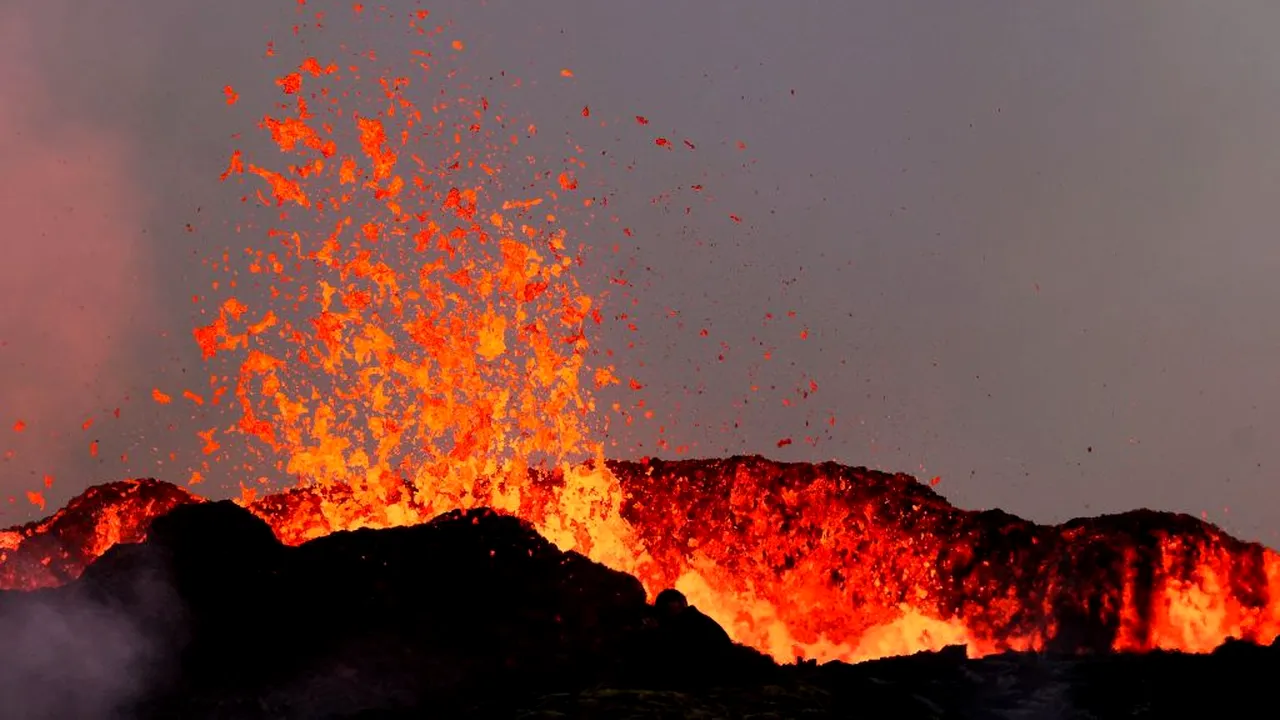 Un vulcan a erupt în Islanda după mai multe săptămâni de cutremure