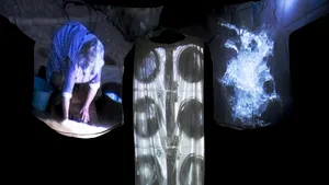 Maşina de spălat este vedeta instalaţiei expuse la Bruxelles de artista Adina Ionescu-Muscel 