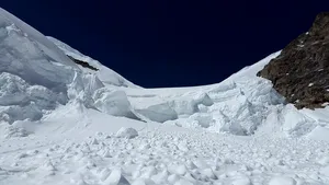 Avalanşă în masivul Bucegi. Doi turişti au fost surprinşi de avalanşă. Salvamontiştii au lasat o misune de salvare 