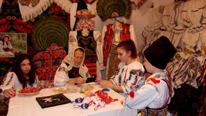 GALERIE FOTO Din generaţie în generaţie, la Salva, ouăle de Paşti sunt împodobite cu mărgele. Tradiţia, extrem de apreciată de străini