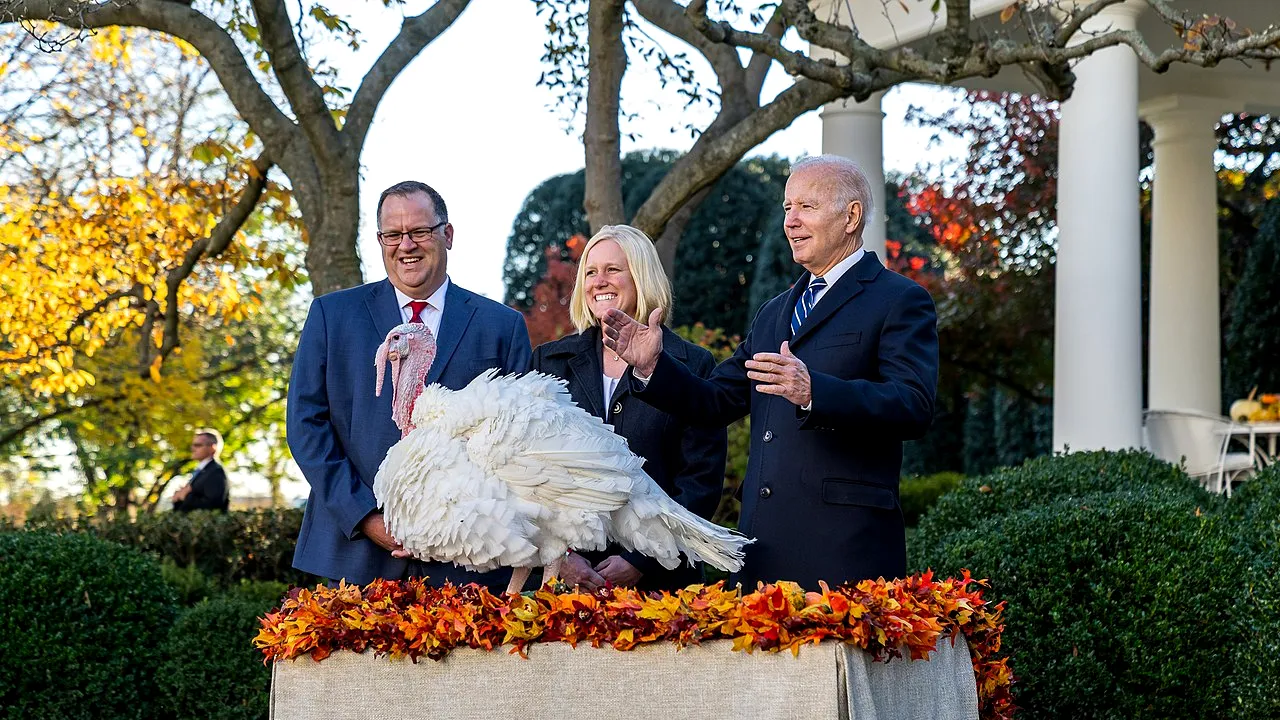 Preşedintele Joe Biden a graţiat doi curcani, pe Chocolate şi Chip