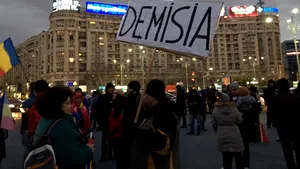 Protest în Piaţa Victoriei faţă de OUG care modifică legile justiţiei. Oamenii i-au susţinut pe magistraţi: Cinste lor!/ Jandarmeria a menţionat că manifestaţia este ilegală şi au existat dezinformări (LIVE TEXT)