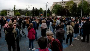 Manifestație în Piața Victoriei, în sprijinul lui Ilie Bolojan. Premierul le-a mulțumit celor care au ieșit în stradă: „Consider că nu este un sprijin pentru o persoană, ci pentru o Românie modernă”