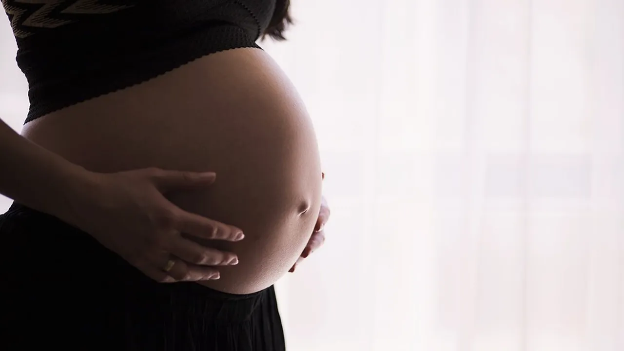 O tânără de 19 ani NAŞTE la doar 45 de minute după ce a aflat că este însărcinată