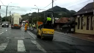 VIDEO Asfaltare pe ploaie sub ochii uimiţi ai şoferilor din Piatra Neamţ 