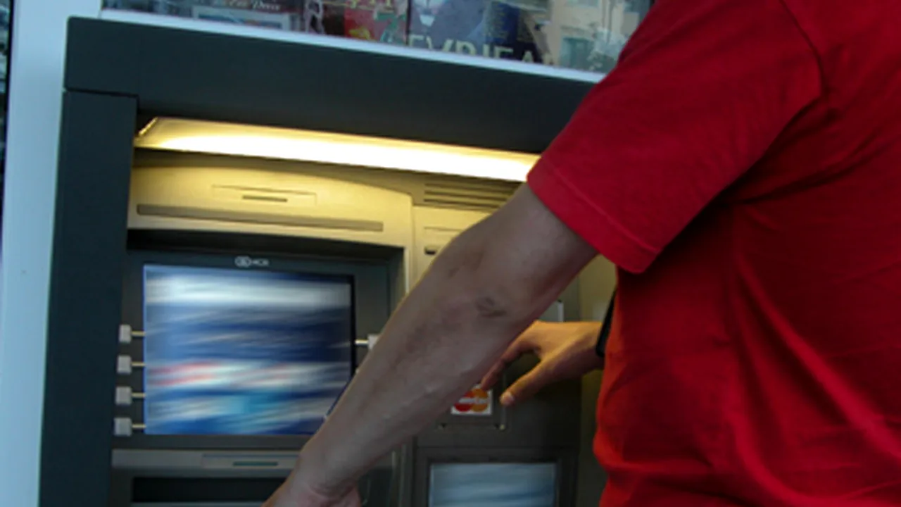 Opt români, condamnaţi la închisoare în Singapore pentru retrageri ilegale din ATM-uri