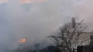 Incendiu la Mănăstirea Agapia. Pompierii au intervenit cu cinci autospeciale / O tânără de 22 de ani a primit îngrijiri medicale