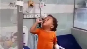 Atitudine de învingător. Un copil bolnav, internat în spital, cu bandaje şi în pamperşi, refuză să fie trist. Video viral 