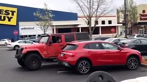 Pedeapsa supremă pentru un şofer care a parcat pe două locuri VIDEO