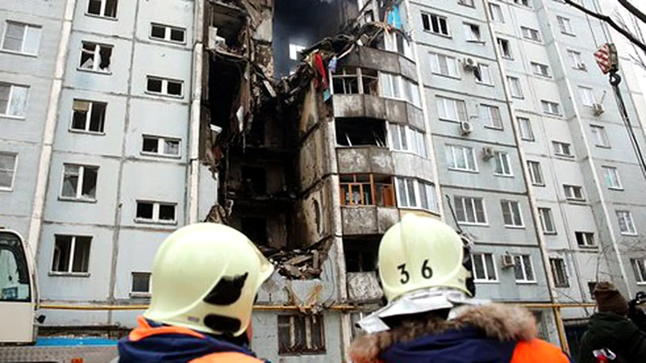 Explozie la un bloc de locuinţe din Cluj-Napoca; 3 persoane duse de urgenţă la spital şi 7 apartamente avariate. Una din persoanele rănite, dusă la Spitalul de Arşi din BucureştiFOTO
