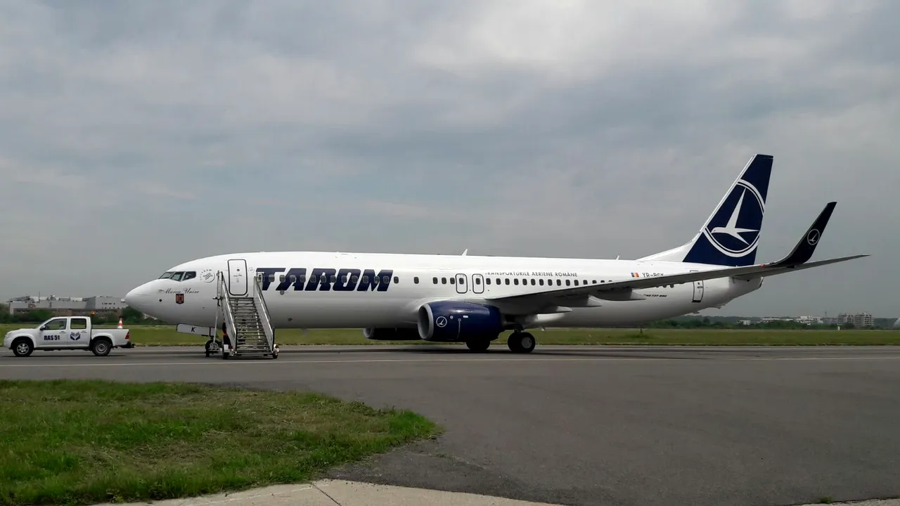INCIDENT AVIATIC: Un avion Tarom s-a întors din rulajul de decolare din cauza unei „semnalizări neconcludente”/ Elena Udrea, aflată la bord: Nu a mai decolat „deoarece ceva e defect la roată”