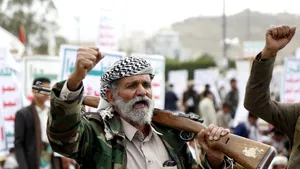 Rebelii Houthi au revendicat atacul asupra navei comerciale care se scufundă în Marea Roșie