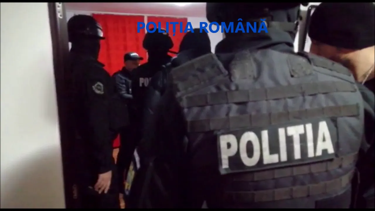 Percheziţii la bărbatul bănuit că a aruncat în aer un bancomat din Gorj şi a fugit cu 177.000 de lei