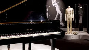 O parte din istoria muzicii ajunge la licitație. Obiecte emblematice ale lui Michael Jackson, Freddie Mercury sau ale trupei Oasis vor fi vândute