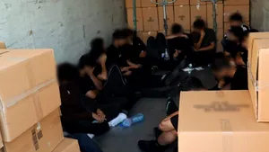 18 migranți, înghesuiți într-un TIR. Imaginile surprinse la frontiera României