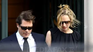 Fostul logodnic al actriţei Uma Thurman a cerut în instanţă custodia fiicei lor în vârstă de doi ani