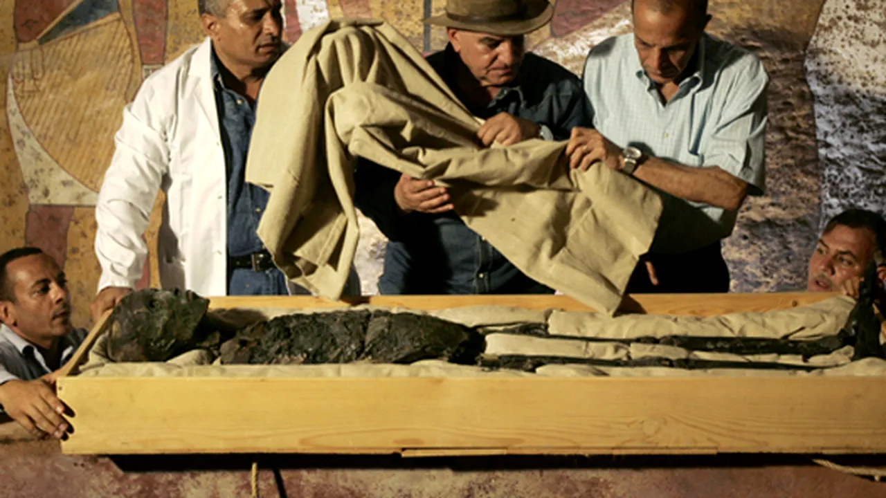 Mumia faraonului egiptean Tutankhamon a ars după îmbălsămare