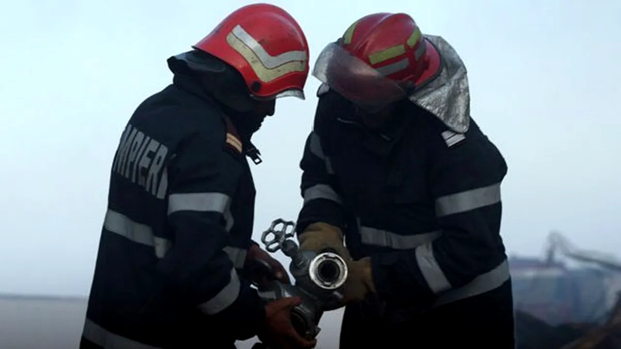 Doi răniţi în urma unei explozii într-un bloc din Reşiţa, mai multe persoane au fost evacuate