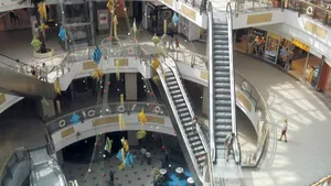 Accident grav într-un mall din Capitală, o femeie a căzut de la înălţime. UPDATE: Femeia căzută în mall a murit la Spitalul Universitar
