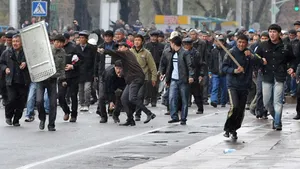 Opoziţia kîrgîză înlătură de la putere Guvernul. Preşedintele ţării a fugit